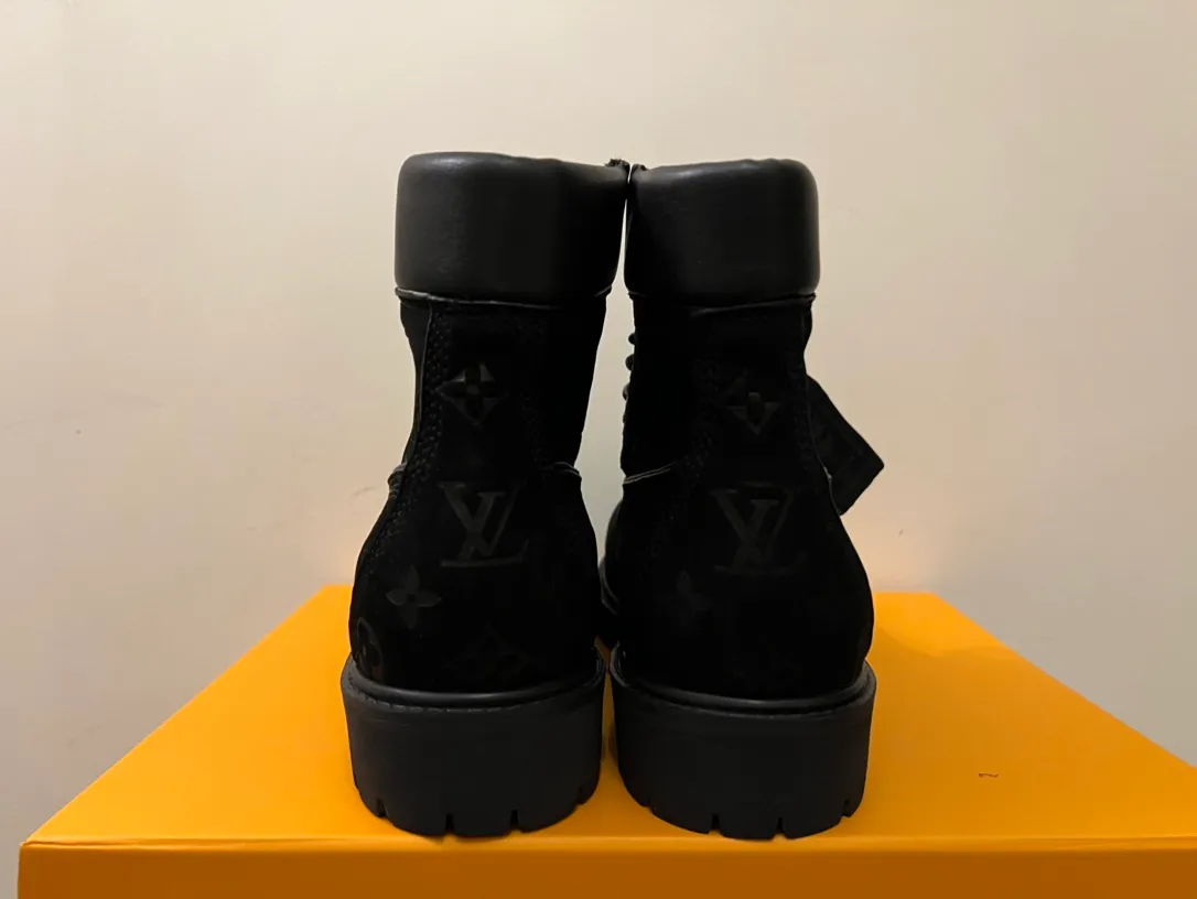 👟👟Ex-factory price 680👟👟 Men's size +10 LV x Timberland Louis Vuitton "Luxury Western" has been initially constructed, and the last link is the "shoes" that can make the style complete and communicative, so the "Shoe King of the Year" came into being. A major collaboration of the season, in a short video of only a few seconds, Fei Dong lifted the legs of his jeans to reveal a pair of classic Timberland rhubarb boots with the LV logo printed on the tongue. He then folded the tongue to reveal the Monogram logo printed on the inside. Size: 35-46